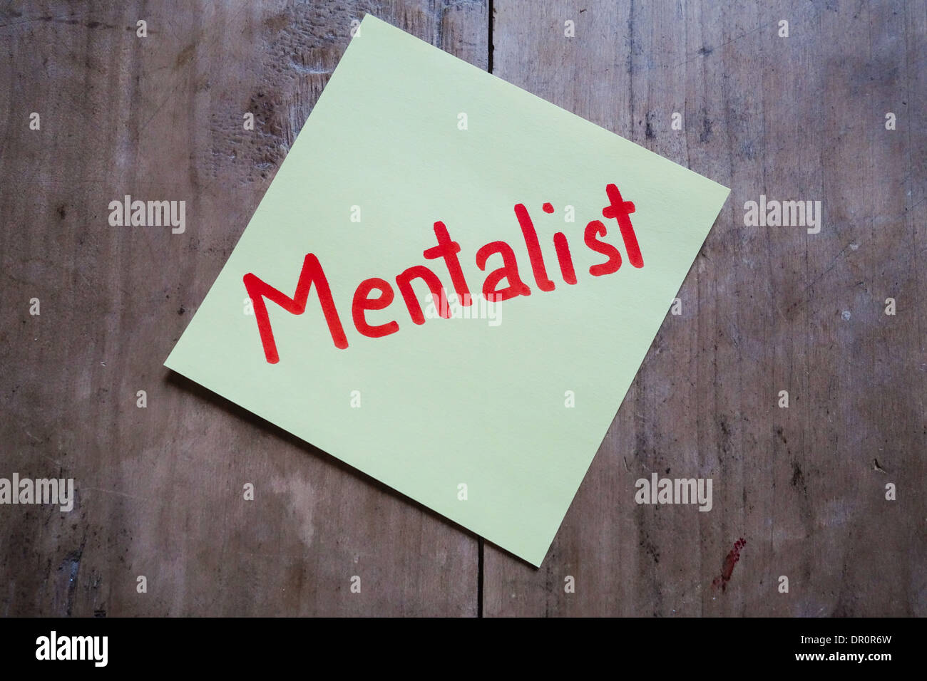 Post it memo on wooden table, Mentalist Stock Photo