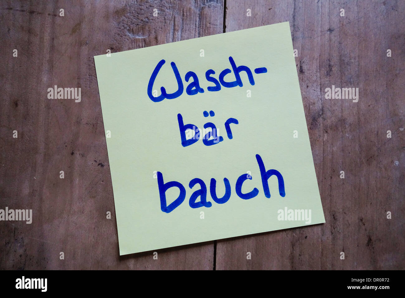 Post it memo on wooden table, Waschbärbauch Stock Photo