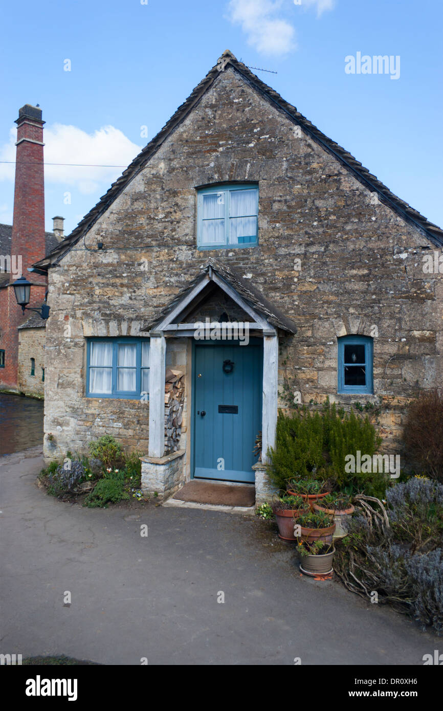 Traditional Cotswolds village house Stock Photo Alamy