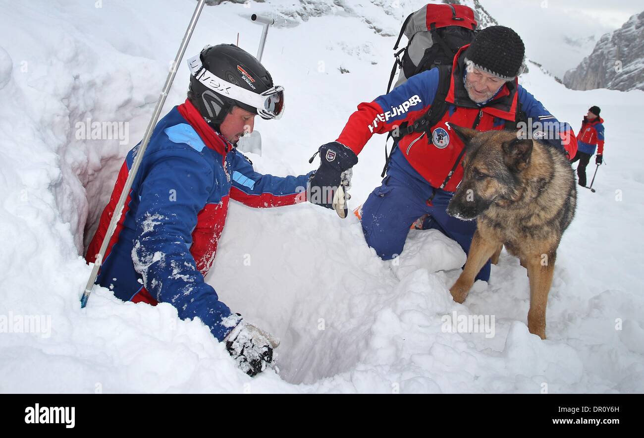 Avalanche rescue training exercise hi-res stock photography and images ...