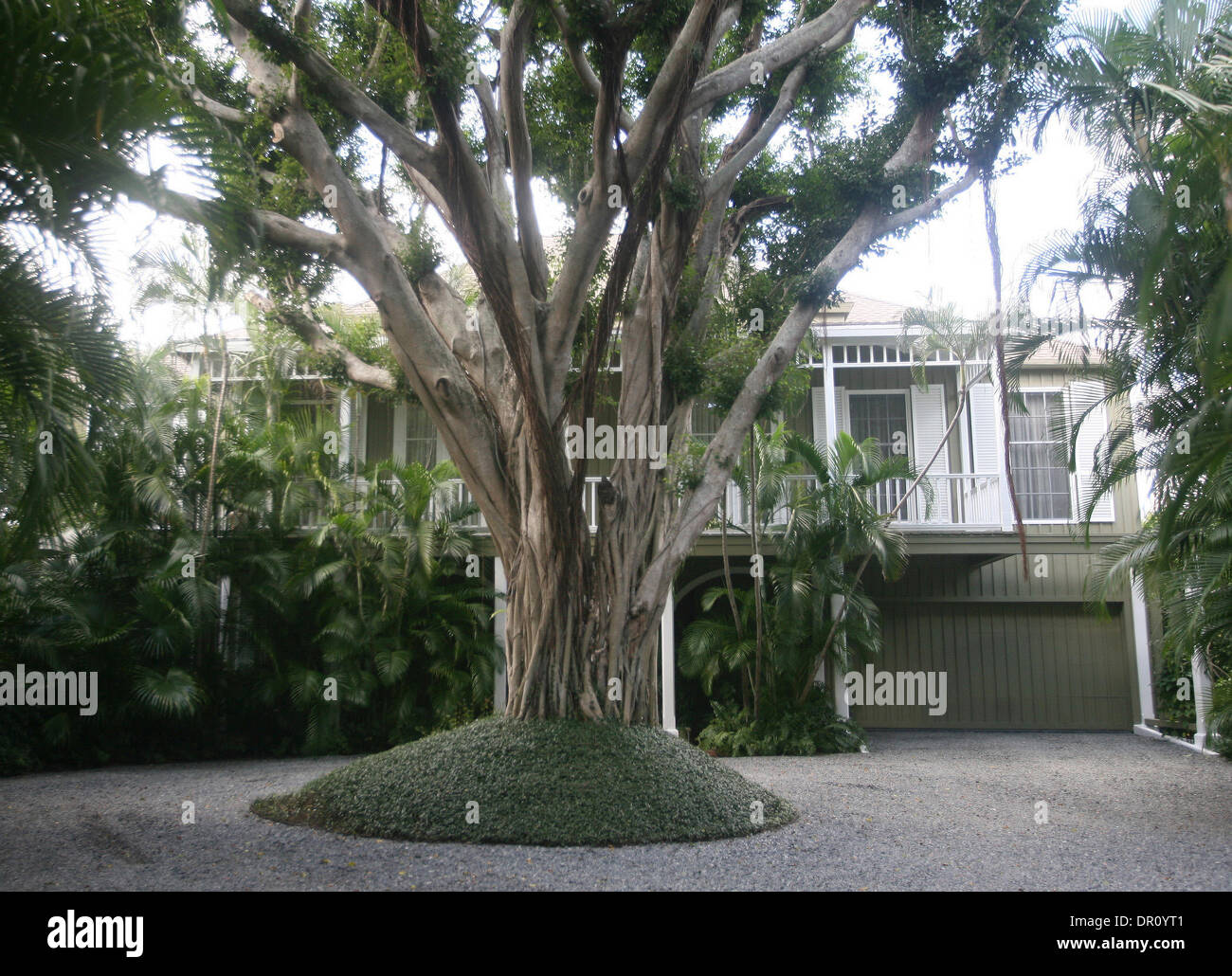 Dec 29, 2008 - West Palm Beach, Florida, USA  - House owned by Bernard Madoff and his wife Ruth at 410 N. Lake Way in Palm Beach, Florida.  A valuable statue was stolen from its yard facing the Intracoastal Waterway over the weekend.   (Credit Image: © Taylor Jones/Palm Beach Post/ZUMA Press) RESTRICTIONS: * USA Tabloids Rights OUT * Stock Photo