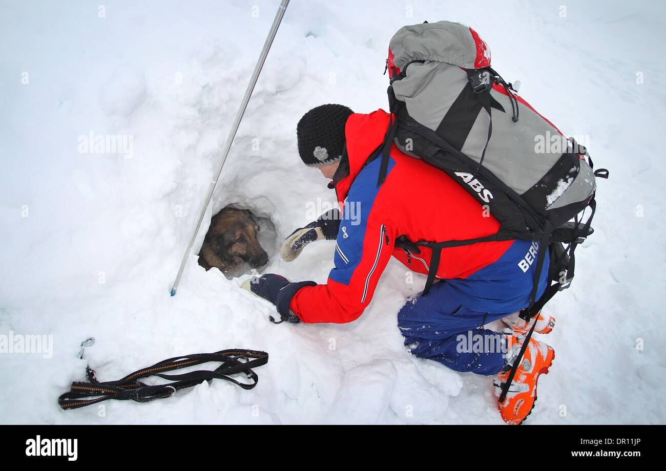 Avalanche rescue training exercise hi-res stock photography and images ...