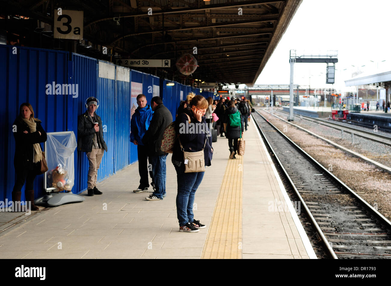 Nottingham,UK.17th January 2014. Trains between Nottingham and London St Pancras have been cancelled due to overhead wire problems at Hendon.Networkrail has sent engineers to the site to fix cables which have come down over all four tracks.This they say could take several hours before normal services are back on track. Credit:  Ian Francis/Alamy Live News Stock Photo