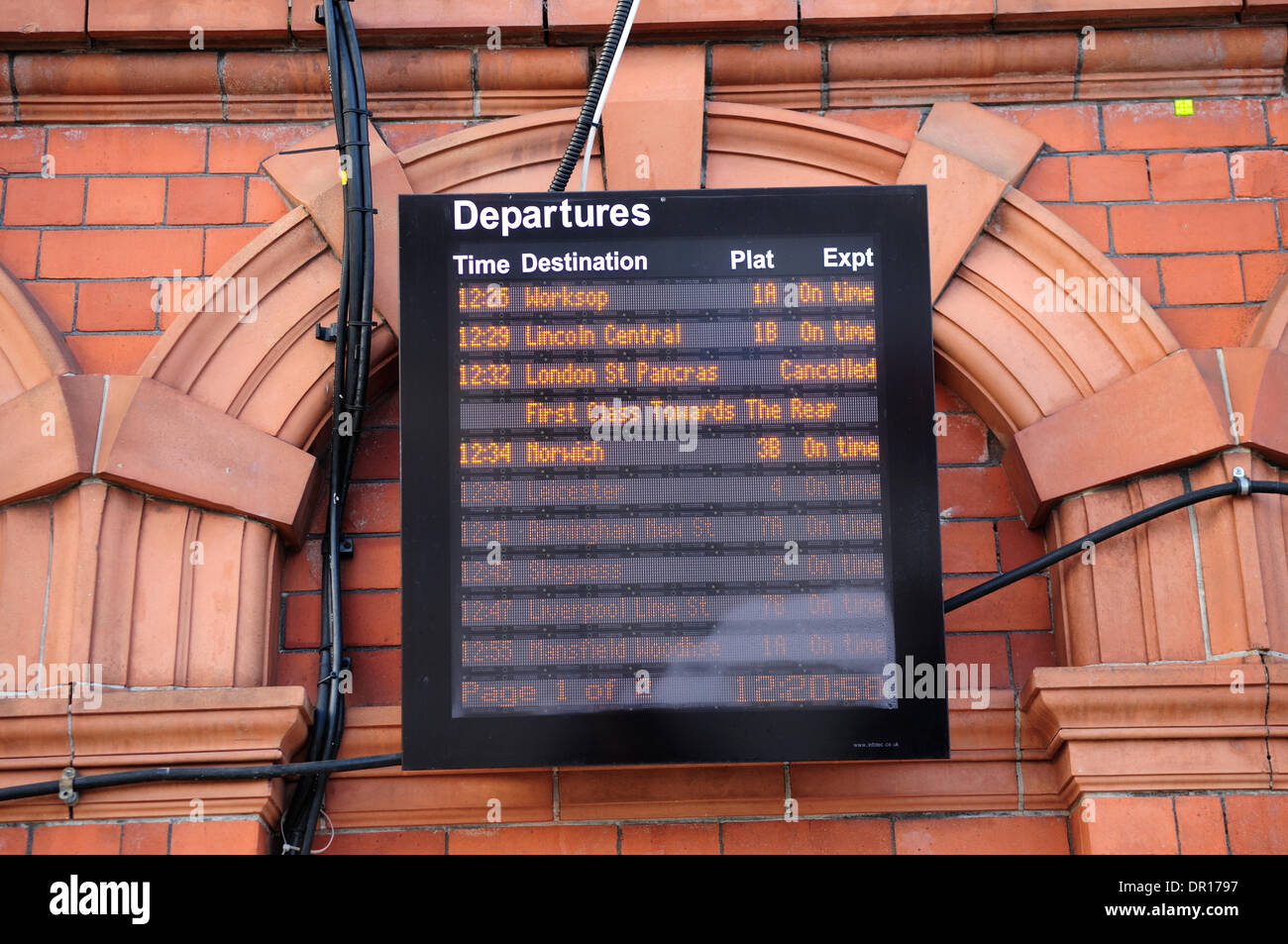 Nottingham,UK.17th January 2014. Trains between Nottingham and London St Pancras have been cancelled due to overhead wire problems at Hendon.Networkrail has sent engineers to the site to fix cables which have come down over all four tracks.This they say could take several hours before normal services are back on track. Credit:  Ian Francis/Alamy Live News Stock Photo