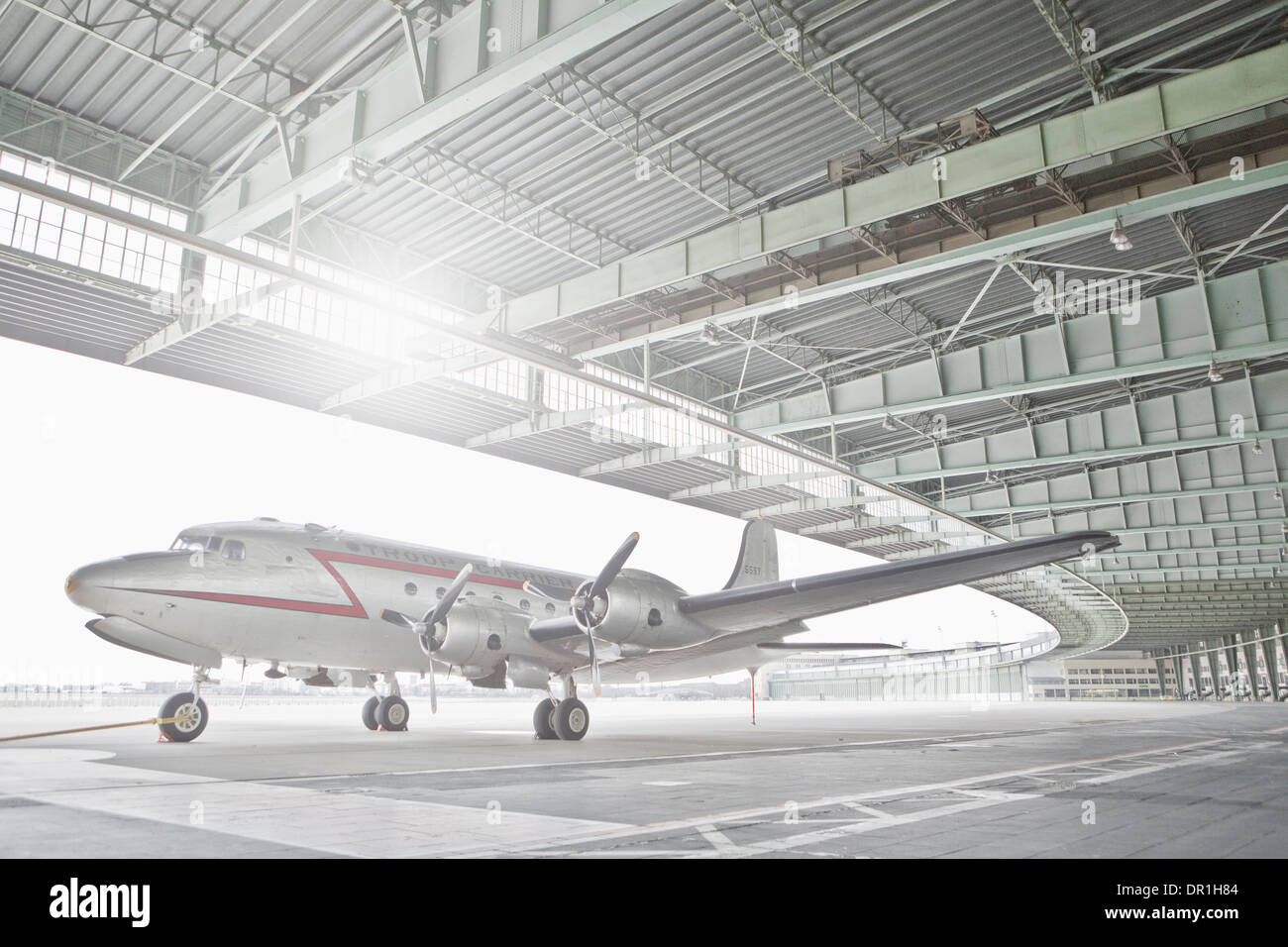Avión hangar Aircraft Shed pista n l16