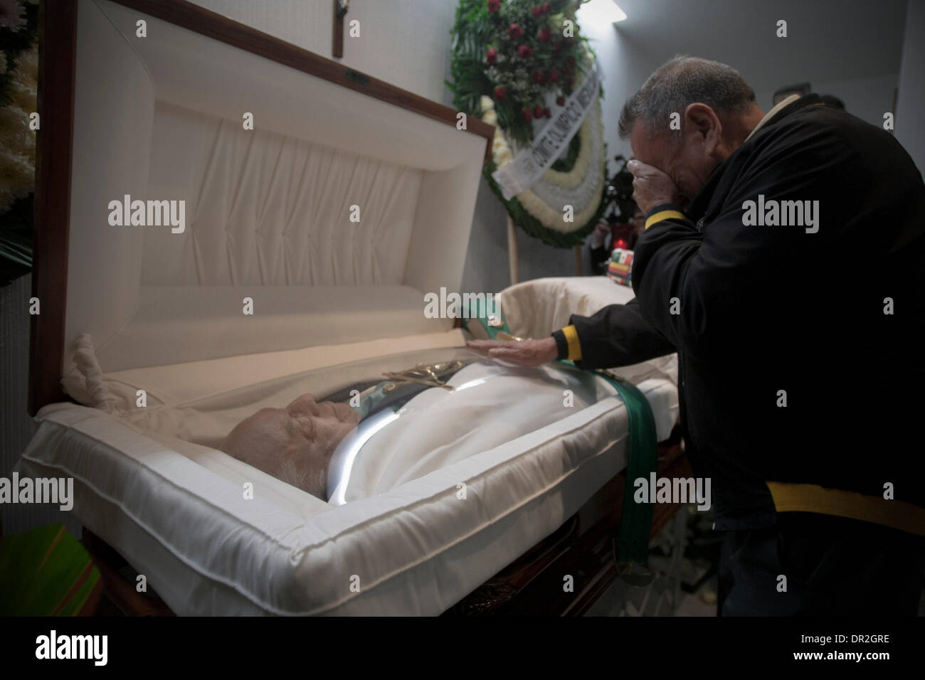 Mexico City, Mexico. 17th Jan, 2014. A person mourns in fornt of the coffin of the former President of the World Boxing Council, Jose Sulaiman, during his wake ceremony, in the Panteon Frances, in Mexico City, capital of Mexico, on Jan. 17, 2014. Credit:  Alejandro Ayala/Xinhua/Alamy Live News Stock Photo