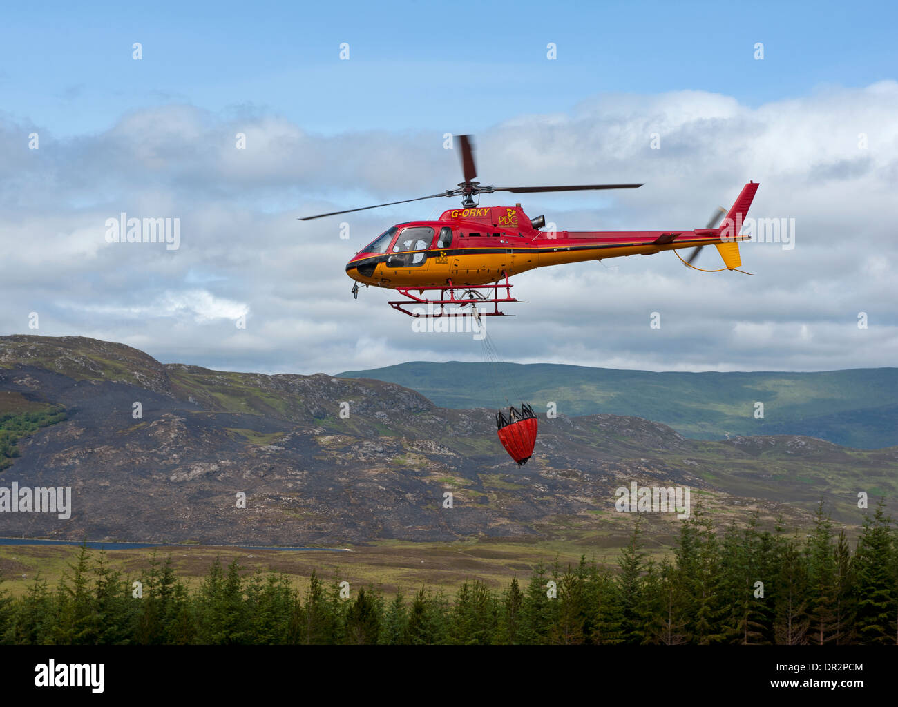 Fire Fighting AS350 B2 helicopter carrying quick release water Stock