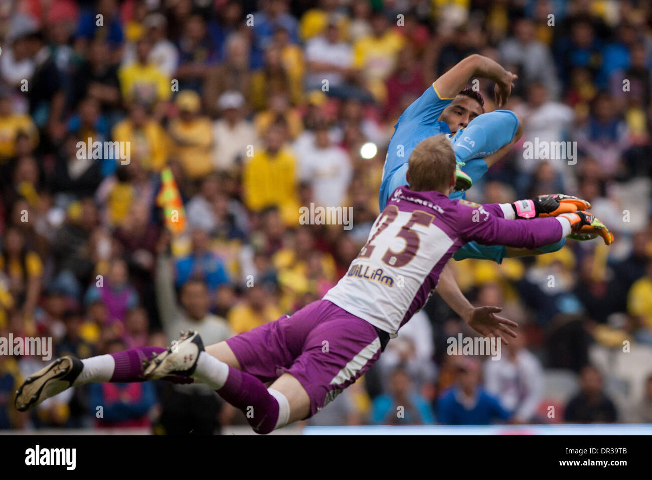 Mexico City, Mexico. 19th Jan, 2014. America's Paul Aguilar (back) vies for the ball with Leon's goalkeeper William Yarbrough during their match of the MX League Closing Tournament 2014, in Mexico City, capital of Mexico, on Jan. 18, 2014. Credit:  Pedro Mera/Xinhua/Alamy Live News Stock Photo