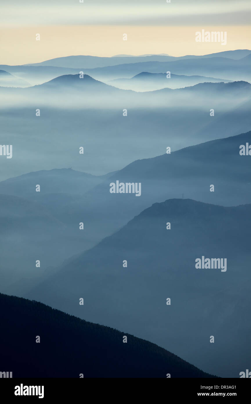 Mountain range environment hi-res stock photography and images - Alamy