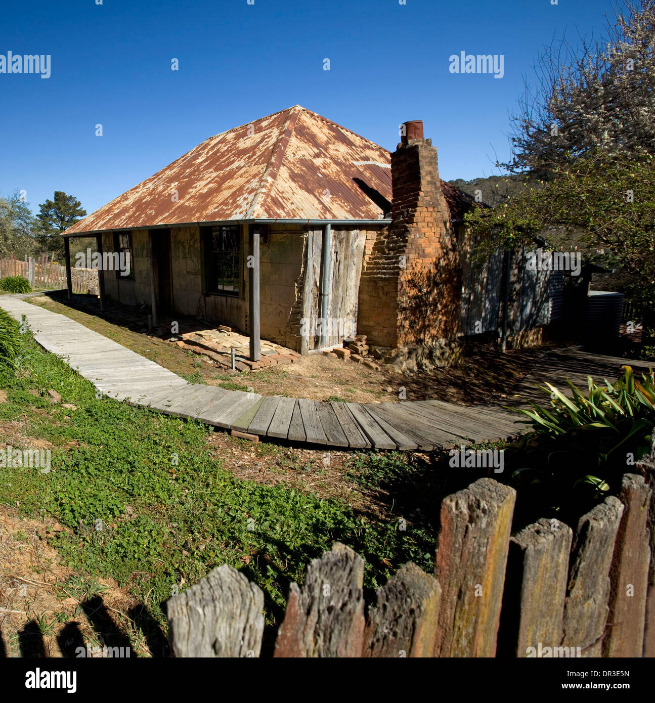 19th century slab hut / miner's cottage at historic village of Hill End, tourist attraction near Bathurst NSW Australia Stock Photo