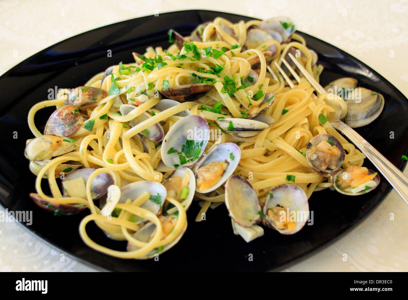 Linguine alle vongole spaghetti with clams Stock Photo Alamy