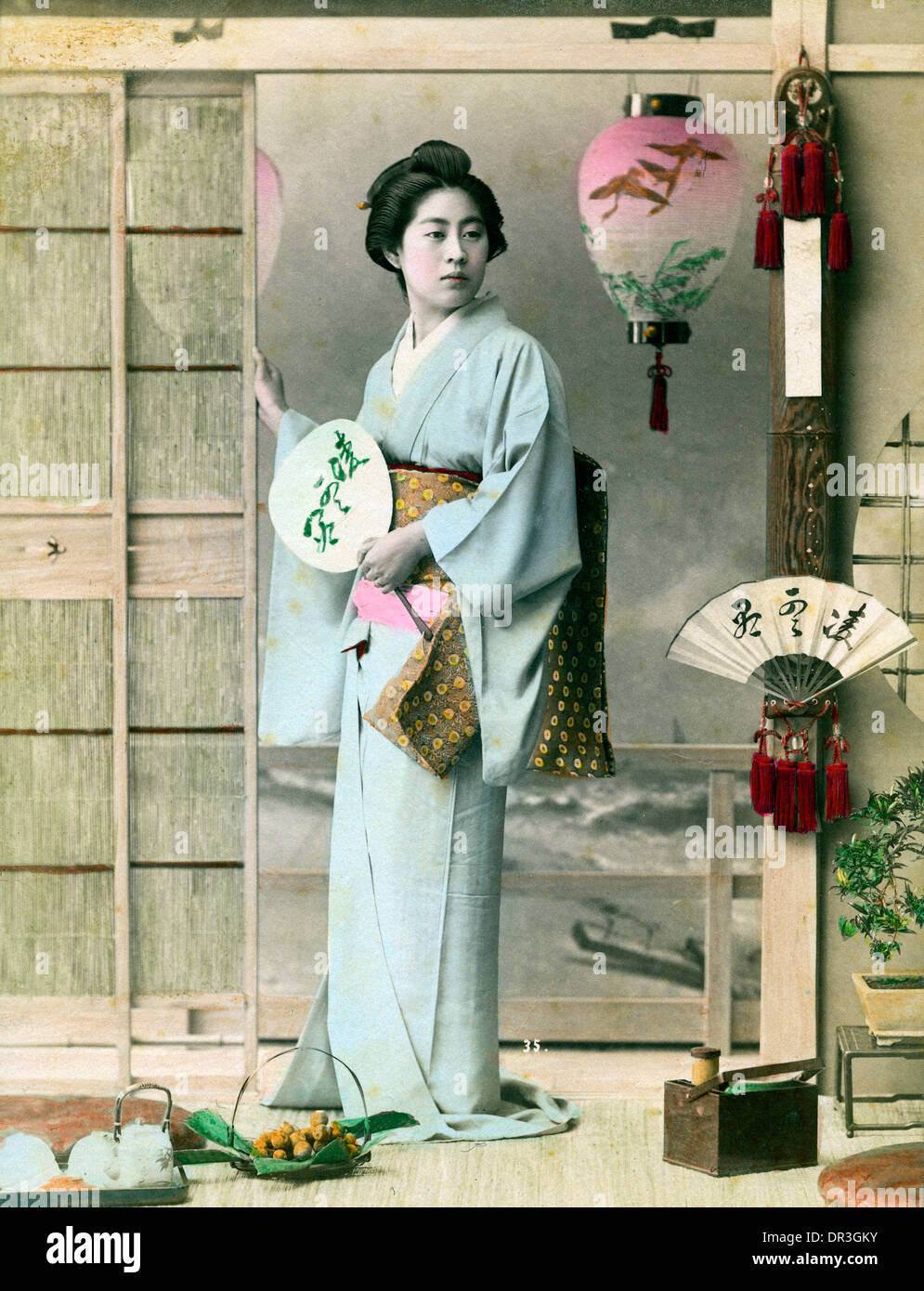Kimono lady hi-res stock photography and images - Alamy