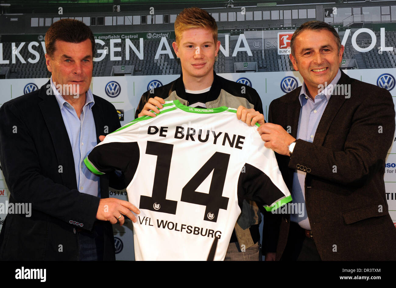 Wolfsburg's coach Dieter Hecking (L), new arrival Kevin de Bruyne and Wolfsburg's manager Klaus Allofs (R) pose during a press conference in Wolfsburg, Germany, 19 January 2014. Photo: Peter Steffen/dpa Stock Photo