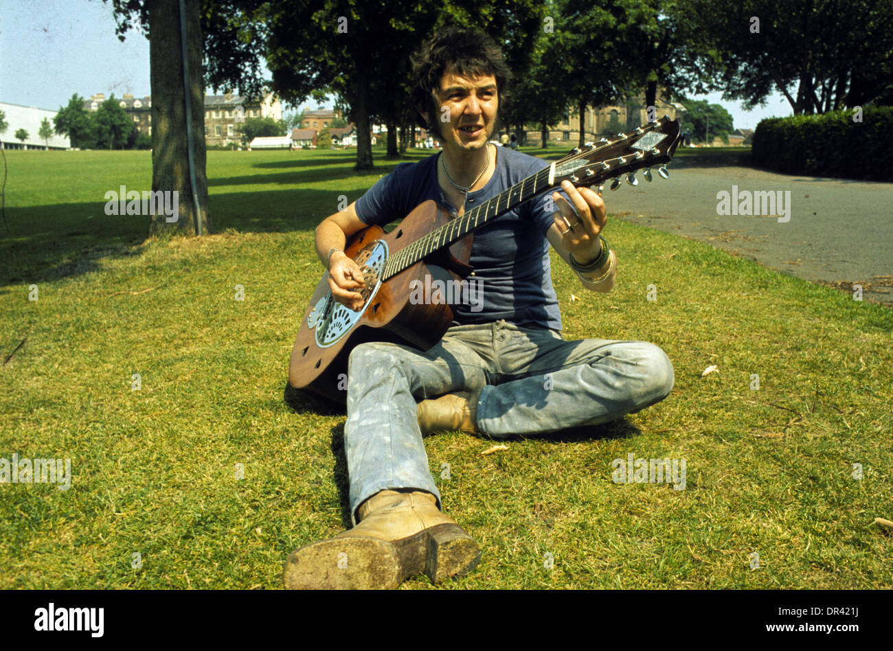Ronnie Lane musician in Shrewsbury in 1974 uk PICTURE BY DAVID BAGNALL Stock Photo