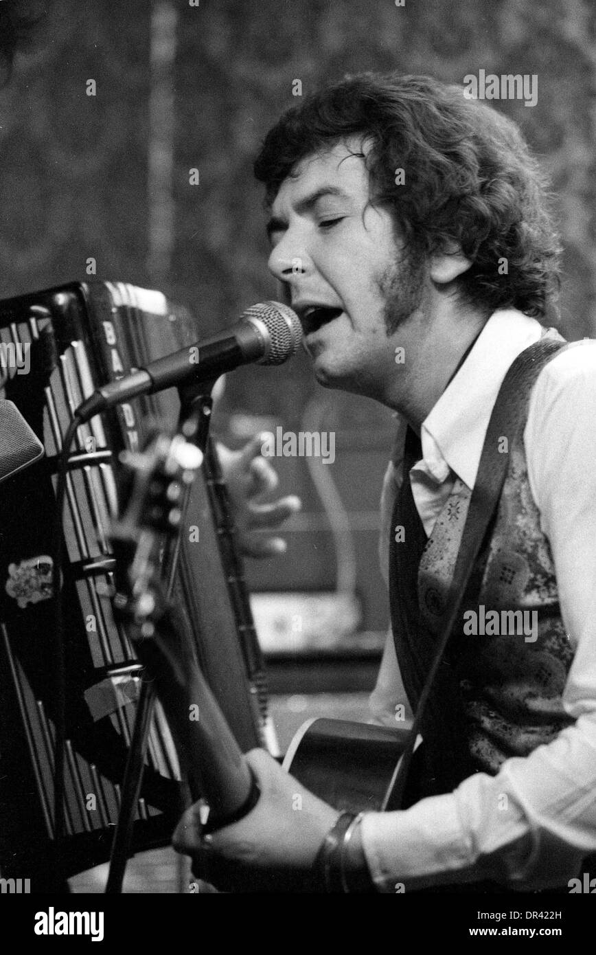 Ronnie Lane performing with Eric Clapton at the Drum and Monkey pub in Minsterley, Shropshire during the 1970's. PICTURE BY DAVID BAGNALL Stock Photo