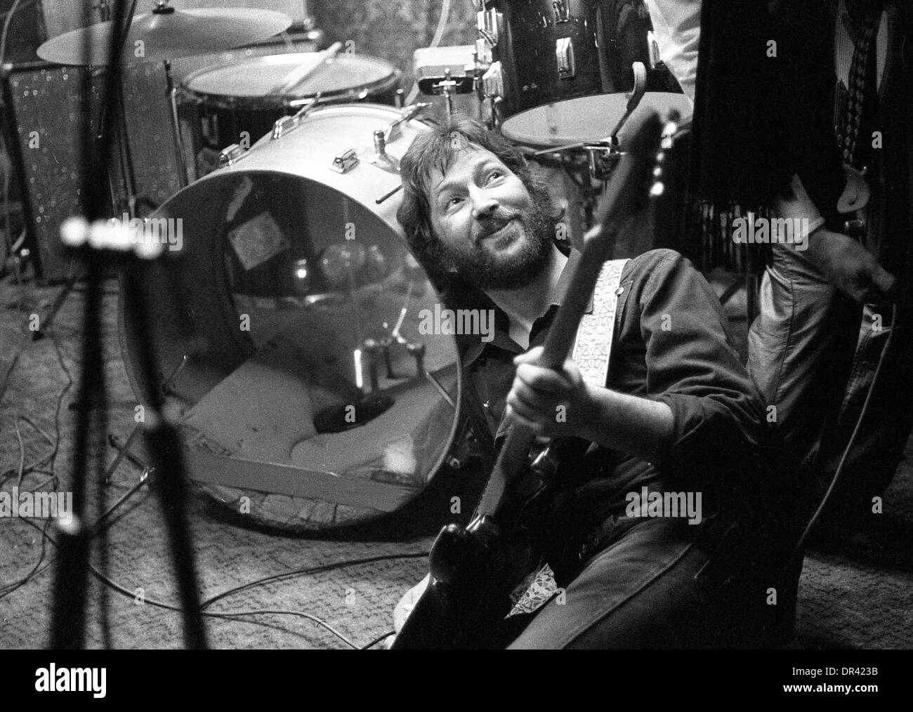 Eric Clapton performing with Ronnie Lane at the Drum and Monkey pub in Minsterley in the 1970's PICTURE BY DAVID BAGNALL Stock Photo