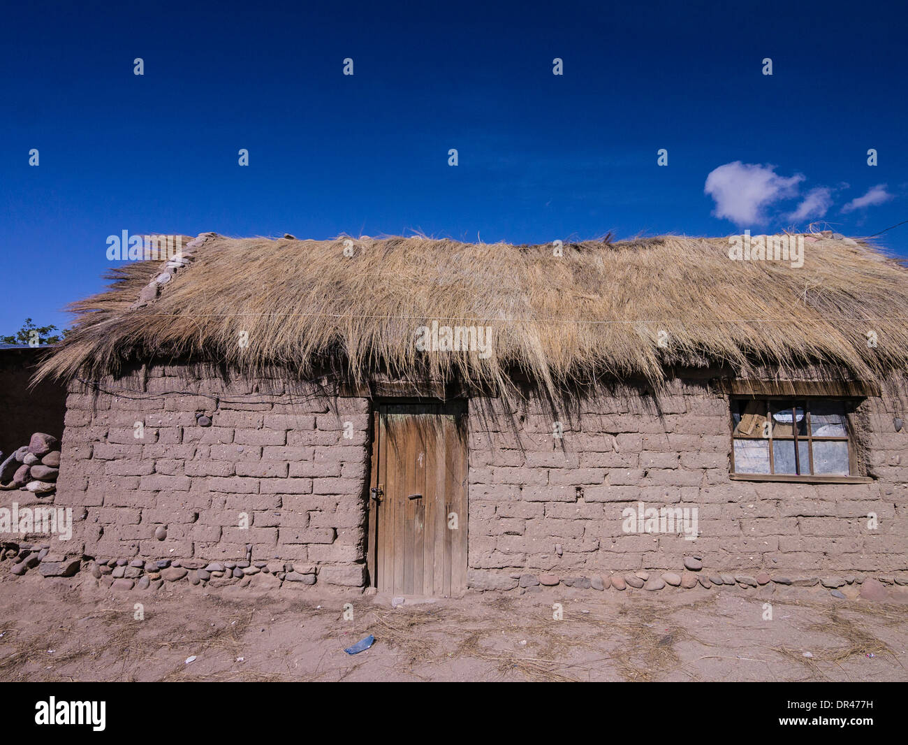 Old style home construction, adobe and thatched roof in Tahua, Bolivia  located on the edge of the Salar de Uyuni Stock Photo - Alamy