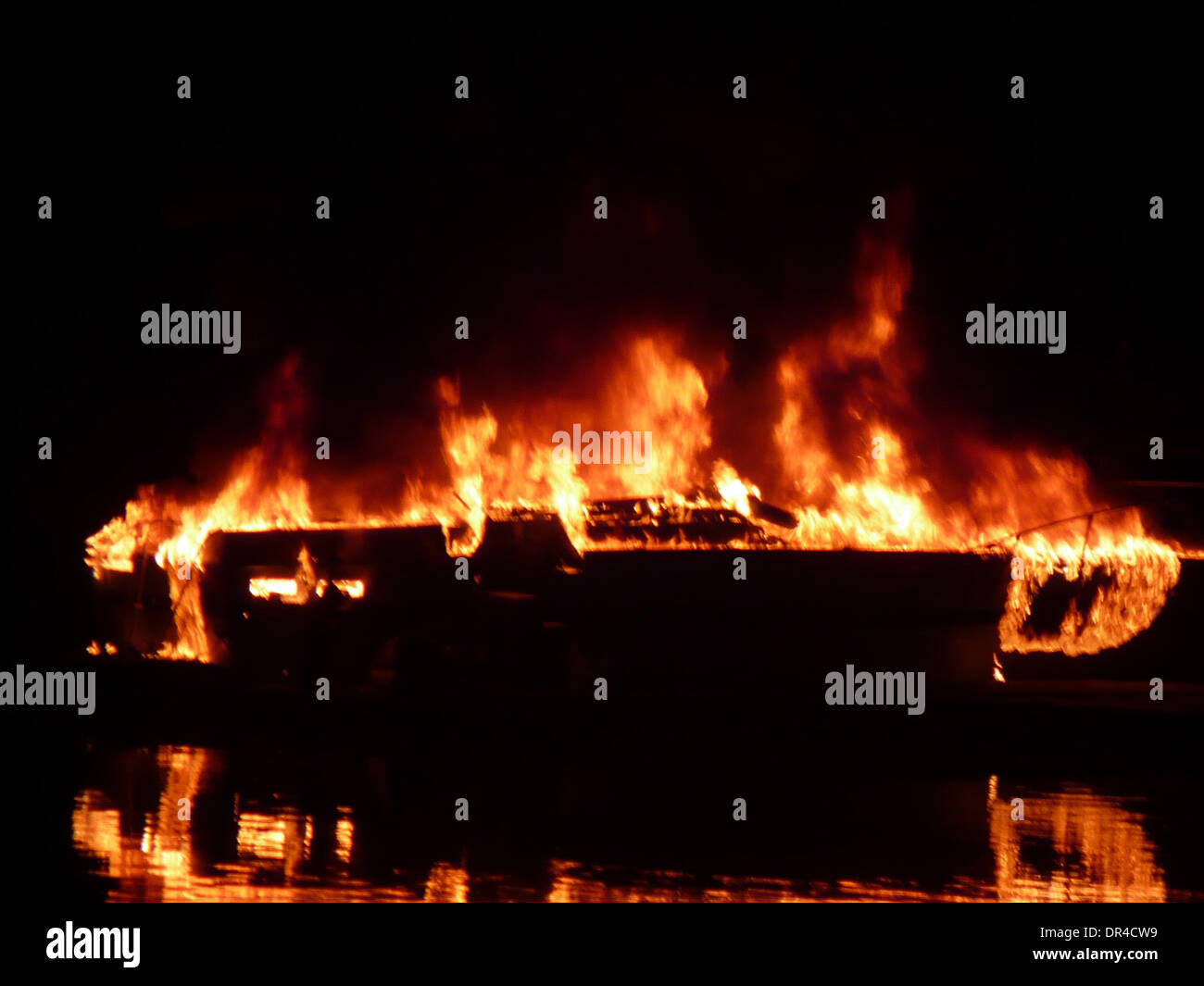 A boat moored in West Sacramento burns late Saturday, Jan 17, 2009 on the American River. The fire destroyed the vessel but no one was injured. The West Sacramento Fire Department is investigaring the cause of the blaze. Photo courtesy of Wayne Carlisle. (Credit Image: © Sacramento Bee/ZUMA Press) Stock Photo