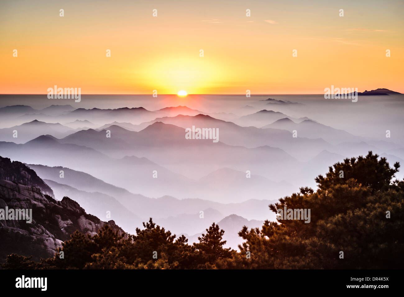 Fog rolling over rocky mountains, Huangshan, Anhui, China Stock Photo
