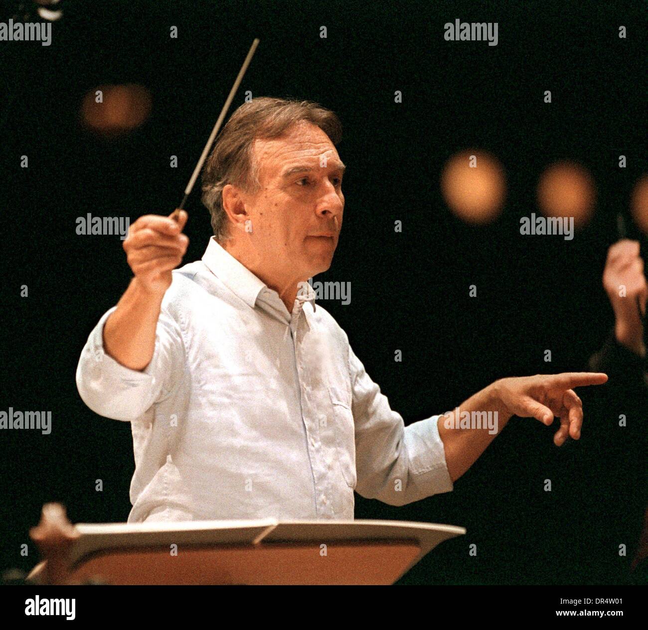 (dpa) - Italian conductor Claudio Abbado conducts the Berlin Philharmonic Orchestra during a rehearsal at the Beethoven festival hall in Bonn, Germany, 6 October 1999. Abbado studied piano at the Milan Conservatory with his father Michelangelo Abbado and later went on to study conducting with Hans Swarowsky at the Vienna Academy of Music. He won the 1958 Koussevitsky Competition, establishing him in Italy, and then won the 1963 Mitropoulos Prize, after which he rapidly became known internationally as an orchestral and opera conductor. Abbado first conducted the Berlin Philharmonic in 1966, and Stock Photo