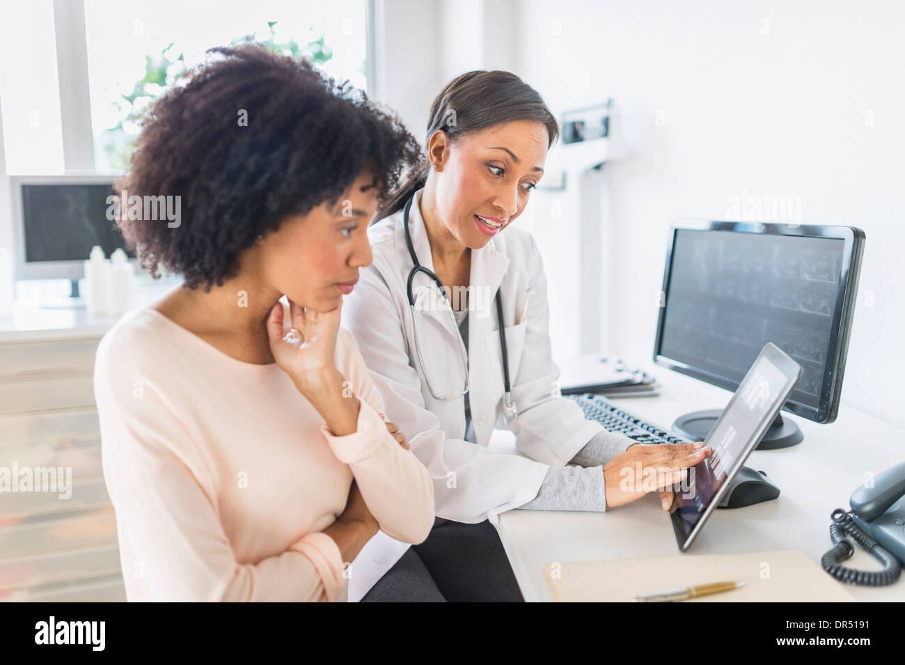 African american doctor talking hi-res stock photography and images - Alamy