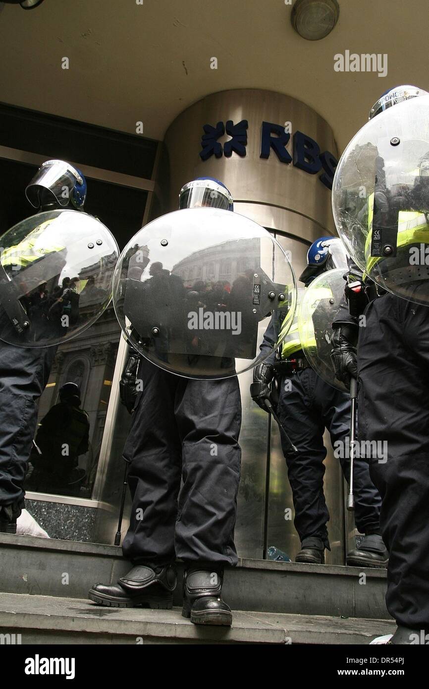 Apr 01, 2009 - London, England, United Kingdom - Police stand guard as rioting at the Bank of Scotland takes place before the next G-20 Leaders' Summit on Financial Markets and the World Economy. It follows the first G-20 Leaders Summit, that took place in Washington D.C. last November. The venue of the Summit will be the ExCel Centre. Heads of government and heads of state from th Stock Photo