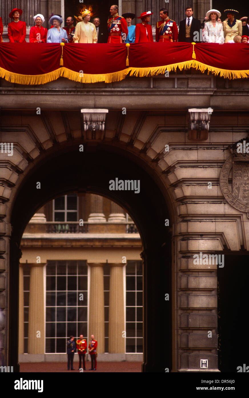 While officers stand in the quadrangle, Britain's royal family appear on the balcony at Buckingham Palace. Stock Photo