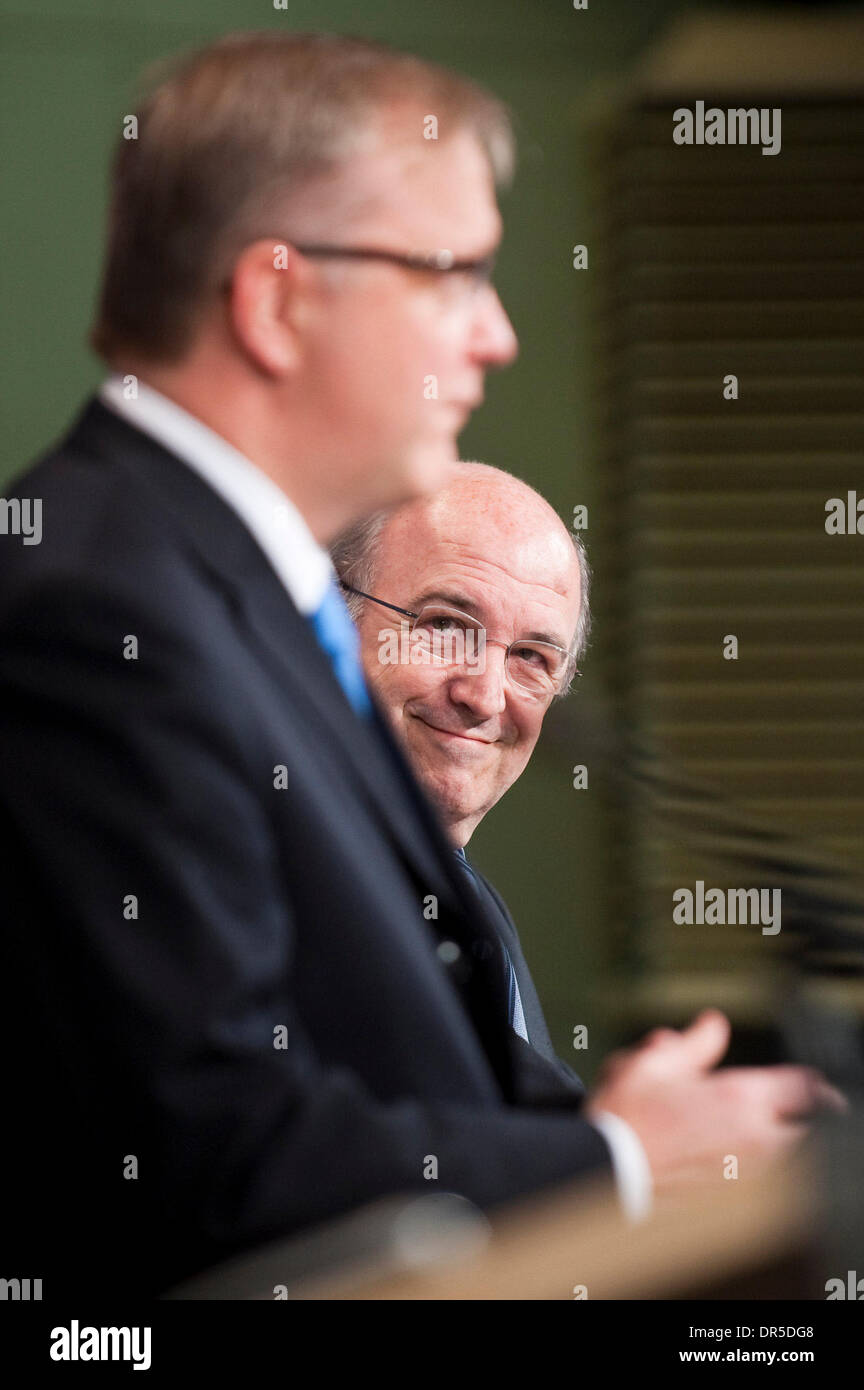 Feb 20, 2009 - Brussels, Belgium - European Economic and Monetary Affairs Commissioner, Spanish, JOAQUIN ALMUNIA and European enlargement commissioner OLLI REHN (L) hold a press conference on the economics in Europe after 5 years of enlarged EU at European Commission headquarters in Brussels, Belgium. The Commission said 'The recent enlargements of the European Union were a milesto Stock Photo