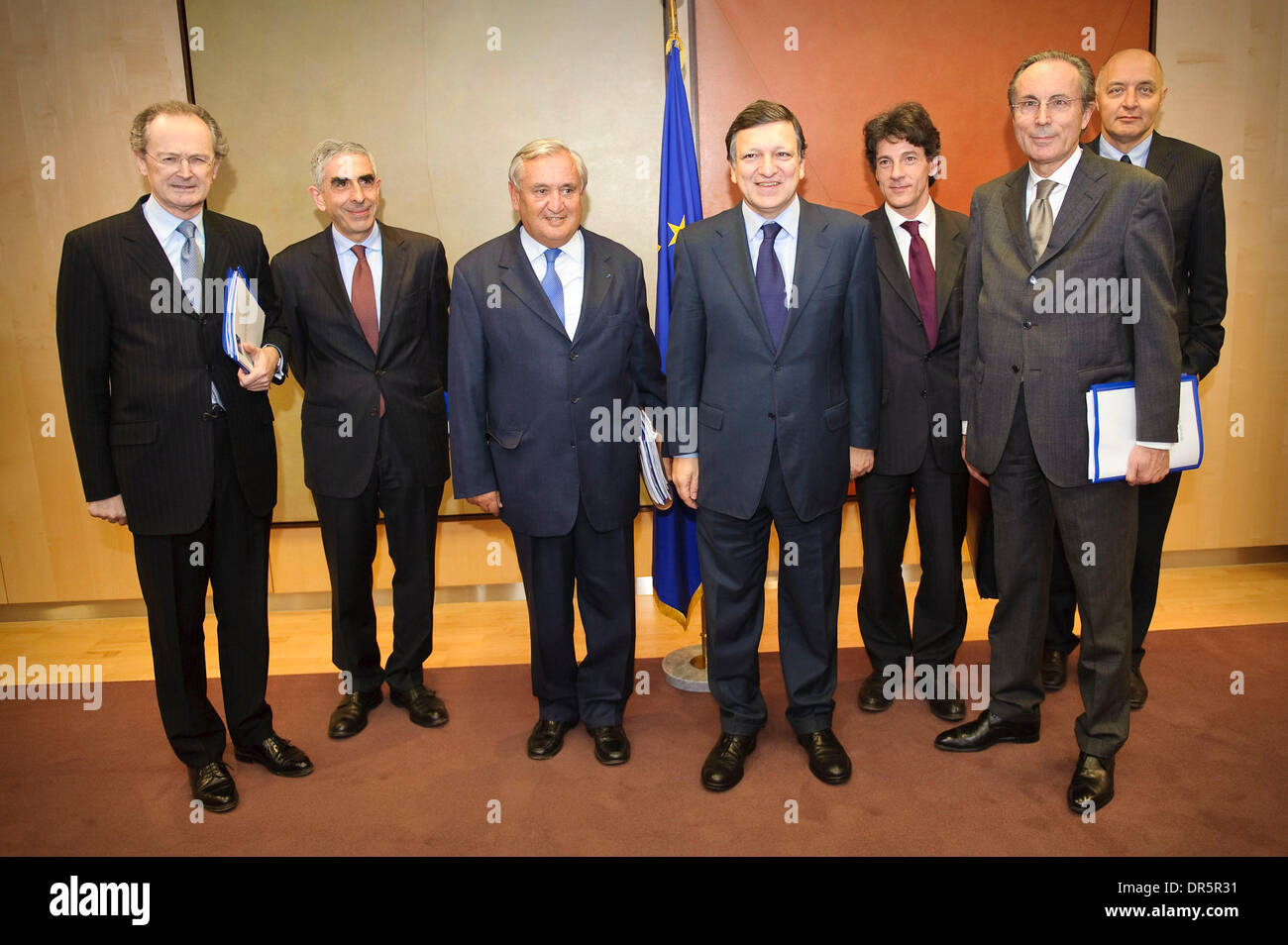 Former French Prime Minister JEAN-PIERRE RAFFARIN (3L) and European Commission President JOSE MANUEL BARROSO (4L) before their meeting at the EU Commission headquarter in  Brussels, Belgium on 2009-03-12. Stock Photo