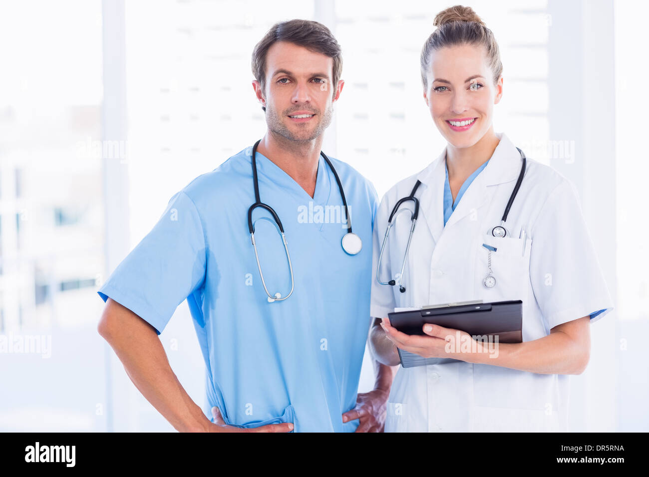 доктор мужчина и доктор женщина. доктор мужчина и женщина. врачи мужчина и женщина. фотосессия врача. коллеги врачи.