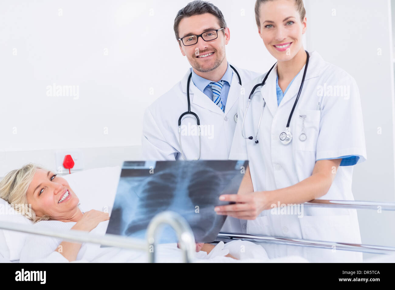Patient smiling bed hi-res stock photography and images - Alamy