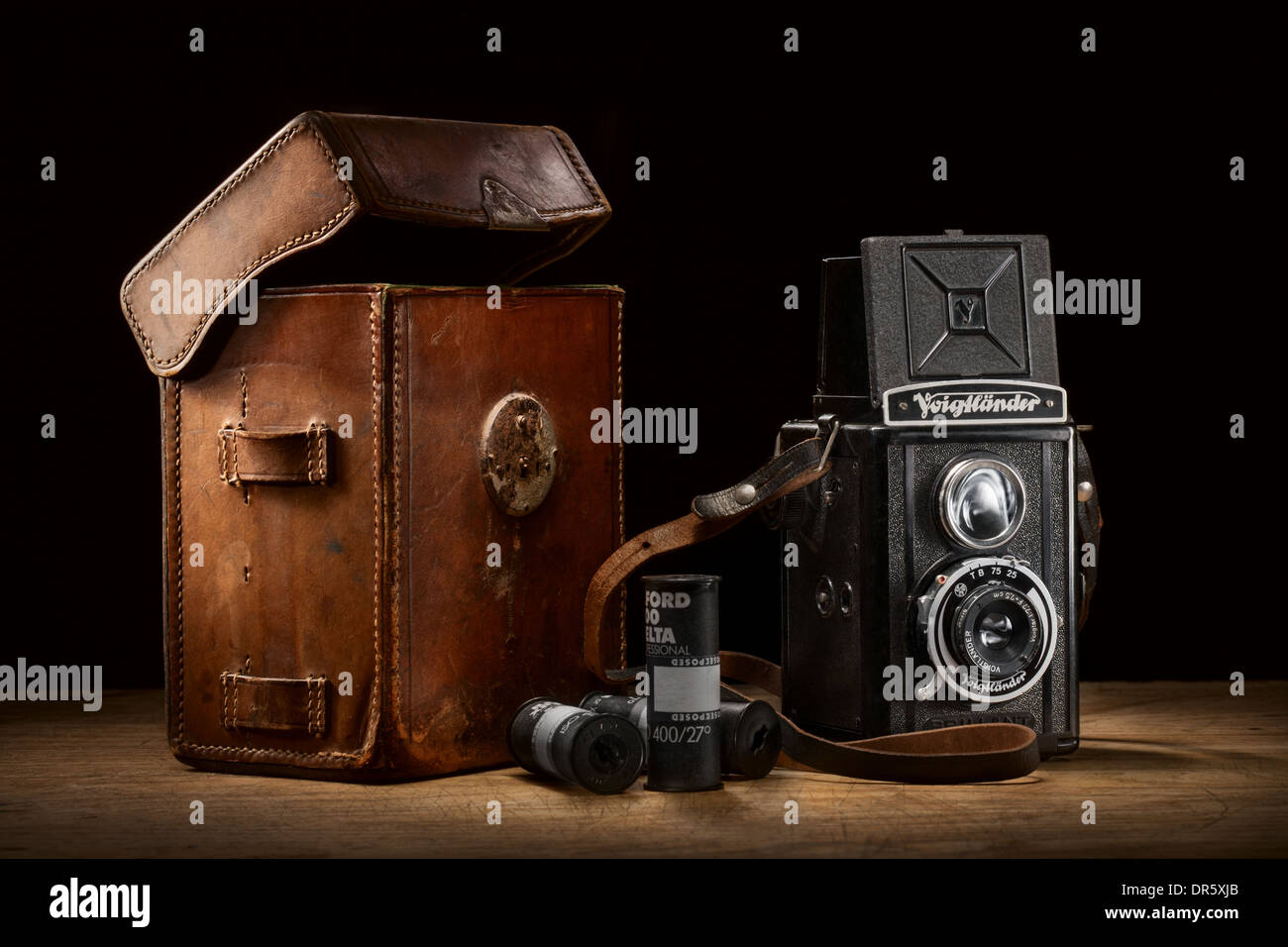 Vintage Voigtlander Brilliant camera with leather case and roll films