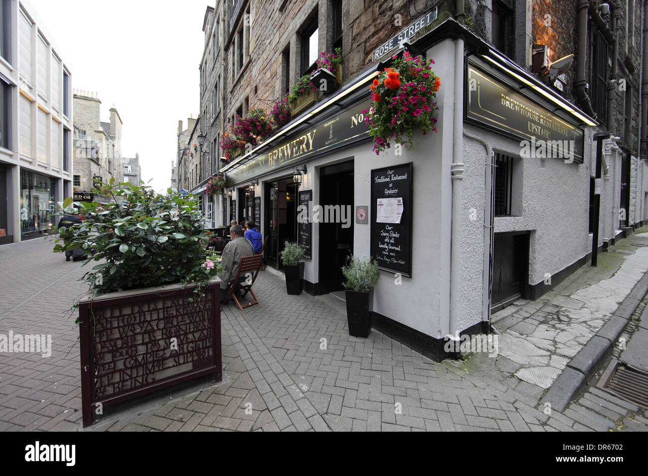 Rose Street Brewery, drinkers outside an Edinburgh pub, Stock Photo