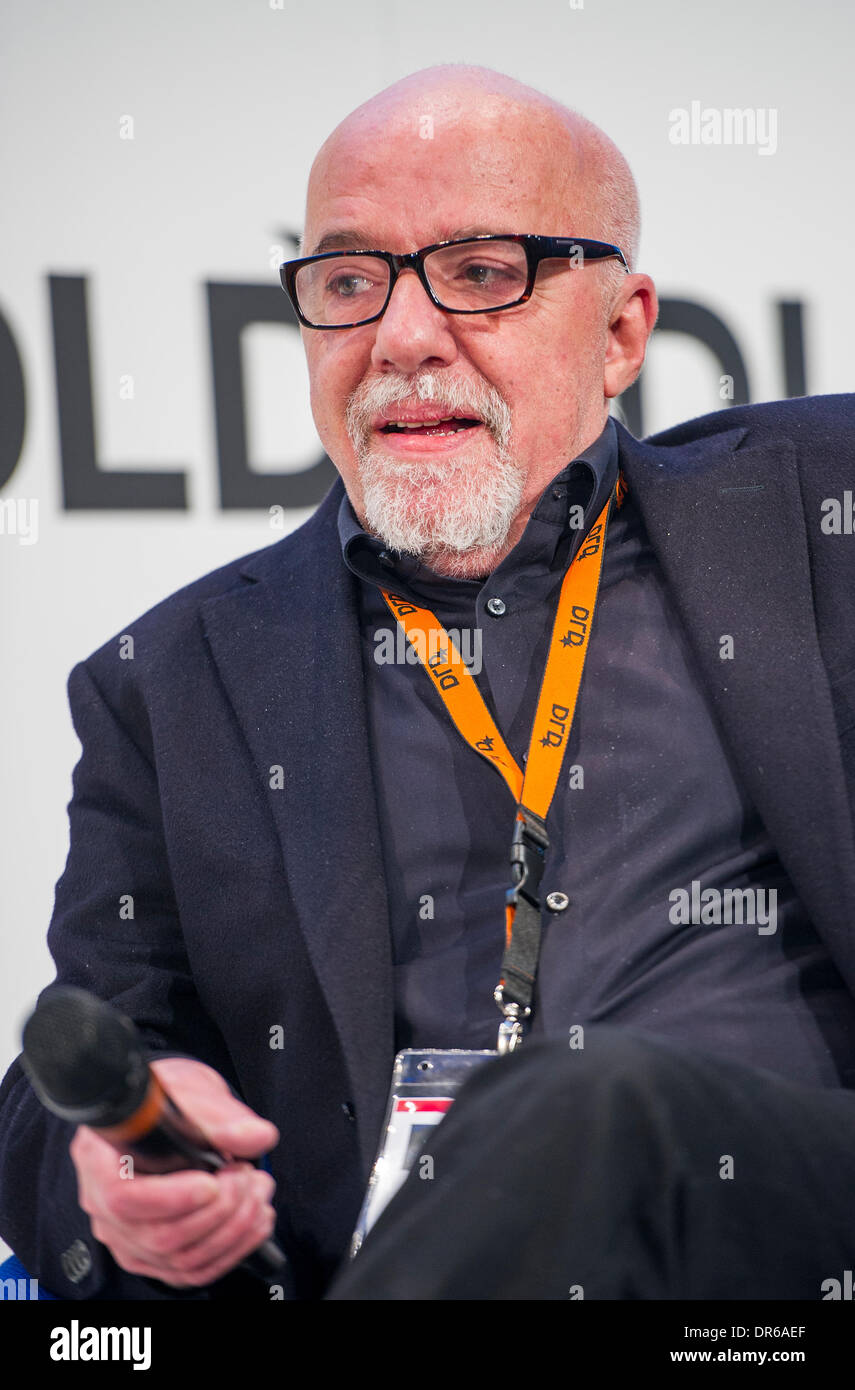 Der brasilianische Schrifststeller Paulo Coelho spricht am 20.01.2014 in München (Bayern) während der Digital-Life-Design (DLD) Konferenz. Foto: Marc Müller/dpa Stock Photo