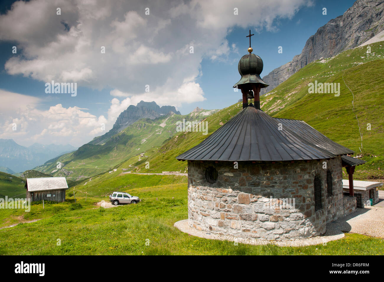 Chapel at the summit of Klausen Pass (1952m) in the Swiss Alps Stock Photo