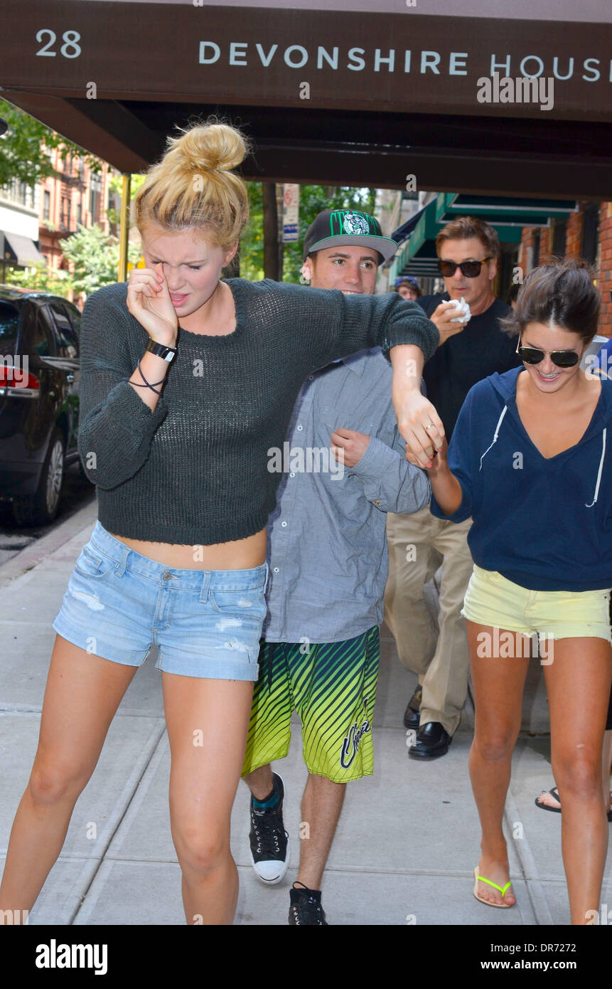 Ireland Baldwin Alec Baldwin And His Family Take A Stroll In Downtown Manhattan On The Day After His Wedding New York City Usa 01 07 12 Stock Photo Alamy Ireland Baldwin Alec Baldwin And His Family Take A Stroll In Downtown Manhattan On The Day After His Wedding New York City Usa 01 07 12 Stock Photo Alamy
