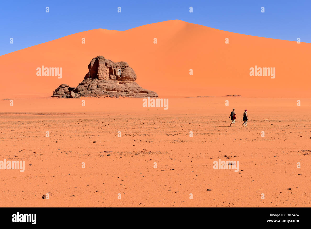Algeria, Sahara, Tassili N'Ajjer National Park, Tadrart, people hiking in the sand dunes of Tin Merzouga Stock Photo