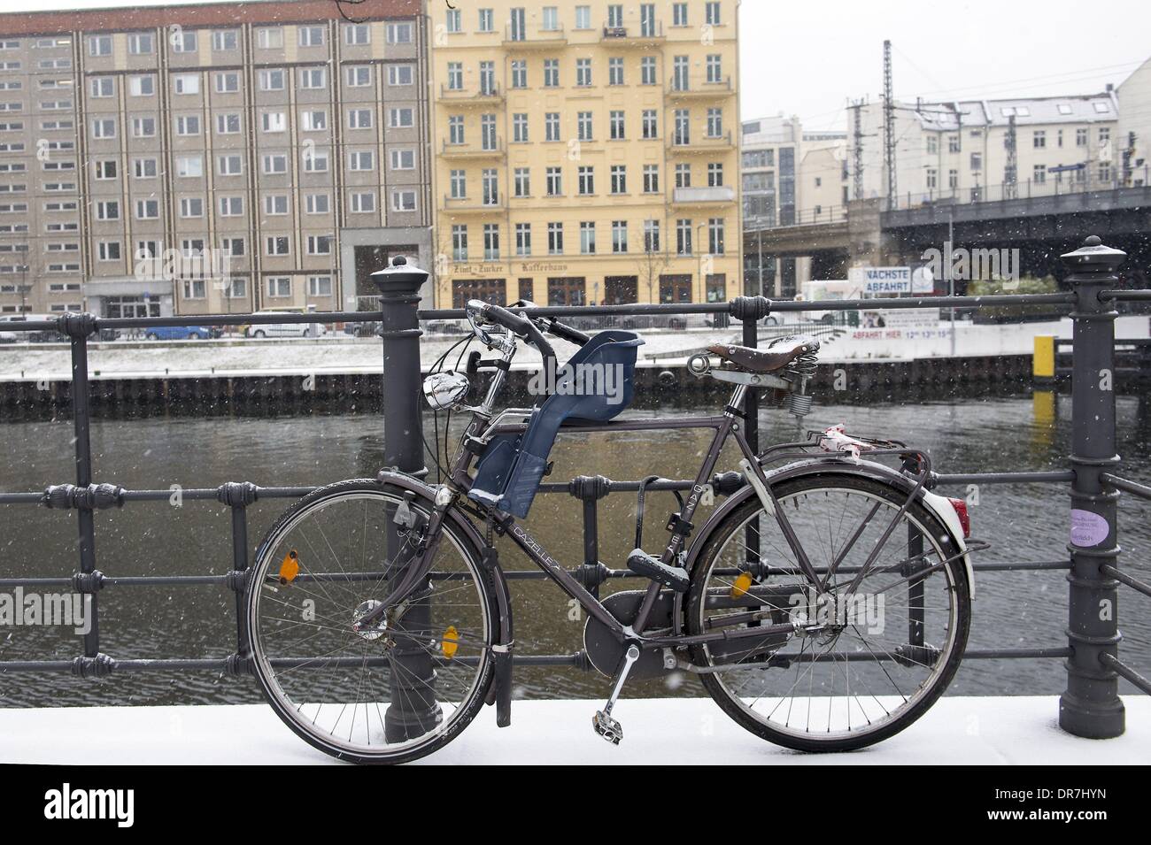 Berlin, Germany. 21st Jan, 2014. Berlin receives one of the 1st snow fall of this winter with negative temperatures, on Jan. 21, 2014 © Goncalo Silva/NurPhoto/ZUMAPRESS.com/Alamy Live News Stock Photo