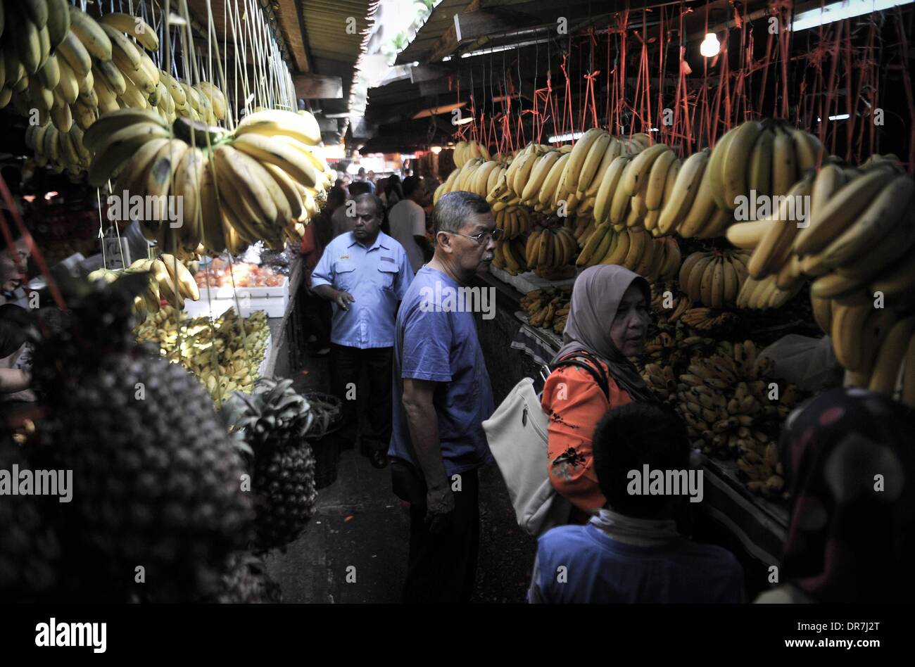 Kuala Lumpur, Malaysia. 19th Jan, 2014. Customers shop at a vegetable market in Kuala Lumpur, Malaysia on January 19, 2014.Photo: Firdaus Latif/NurPhoto © Firdaus Latif/NurPhoto/ZUMAPRESS.com/Alamy Live News Stock Photo