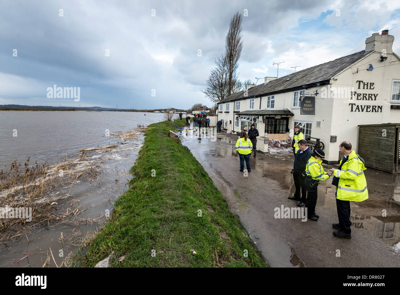 The Fiddlers Ferry Tavern by the River Mersey at Penketh recently flooded on Dec 5th 2013 under threat again. Stock Photo