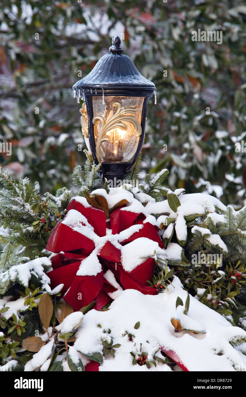 Aggregate more than 118 christmas lamp post decoration best - vova.edu.vn