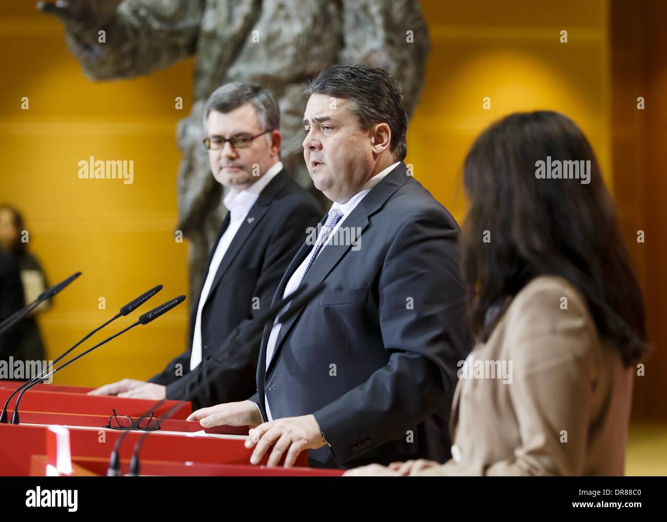 Berlin, Germany. 20th Jan, 2014. SPD Press conference with SPD Chairman Gabriel, the new SPD General Secretary, Fahimi and new SPD Treasurer, Nietan at Willy-Brandt-Haus in Berlin. / Picture: Sigmar Gabriel (SPD), SPD Party Chef and German Minister of Economy and Energy, Yasmin Fahimi (SPD), SPD General Secretary, and Dietmar Nietan (SPD), SPD Treasurer, on January 20, 2014. Credit:  Reynaldo Paganelli/NurPhoto/ZUMAPRESS.com/Alamy Live News Stock Photo