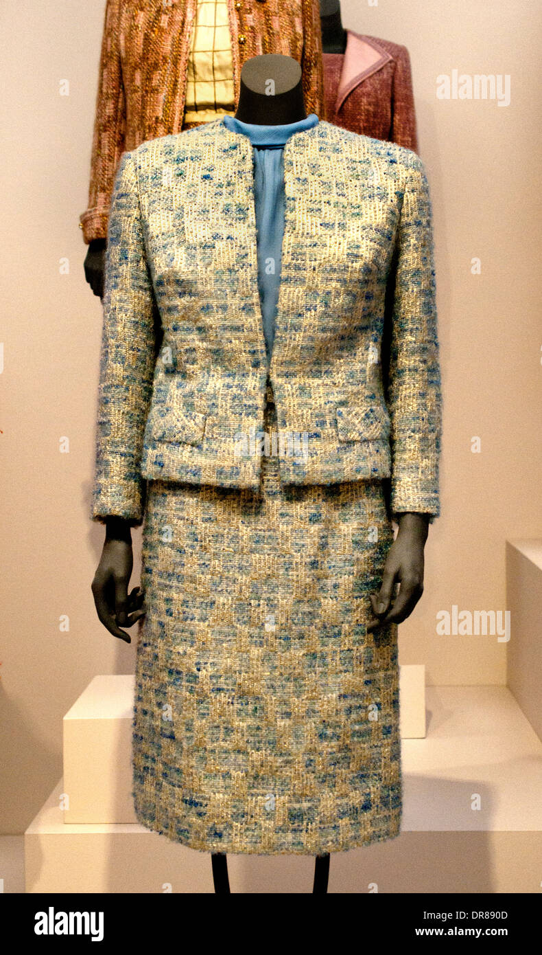 Chanel tailored suit (1935)  Coco Chanel #CocoChanel #ChanelModes