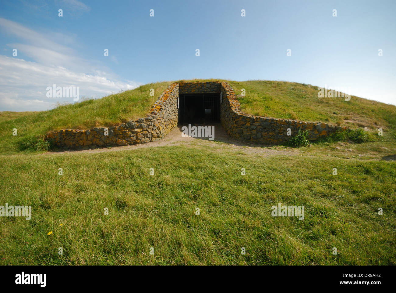 Barclodiad y Gawres prehistoric burial chamber on the Isle of Anglesey, Wales Stock Photo