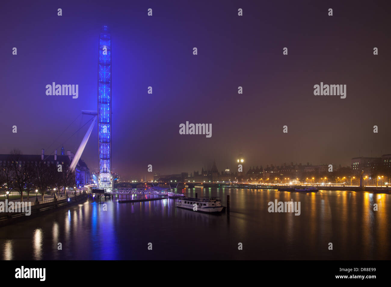 London UK, 21st Jan 2014. The blue lighting of the London Eye lights up the surrounding fog before dawn.  The London Eye is a giant Ferris wheel on the South Bank of the Thames. It was opened in 2000 and is 135m high. © Steve Bright/Alamy Live News Credit:  Steve Bright/Alamy Live News Stock Photo