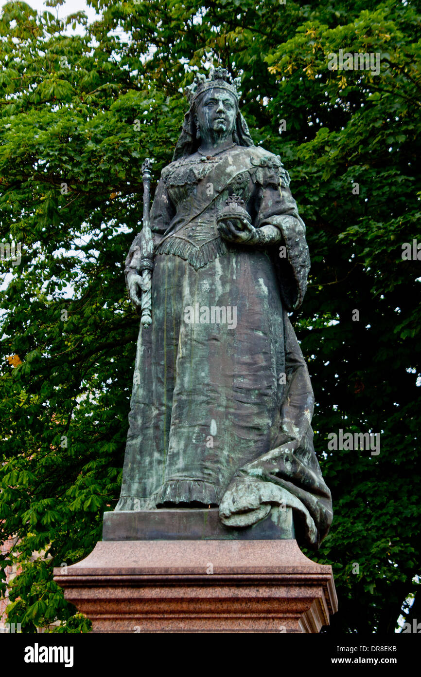 Statue of Queen Victoria Scarborough Stock Photo Alamy