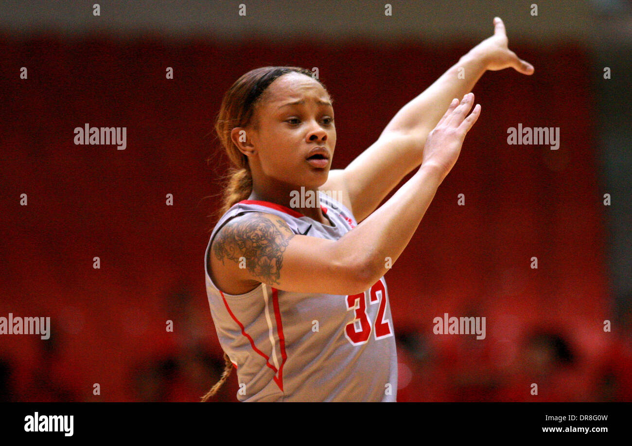 Houston, Texas, USA. 21st Jan, 2014. JAN 21 2014: University of Houston foward Te'onna Campbell #32 signals for possession of the ball during the NCAA women's basketball game between Houston and Louisville from Hofheinz Pavilion in Houston, TX. Credit:  csm/Alamy Live News Stock Photo