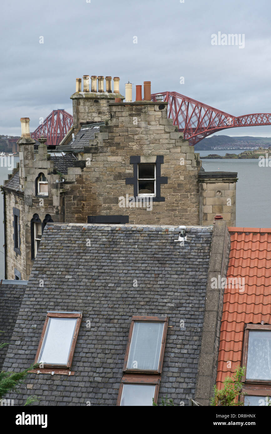Forth Bridge behind rooftops in Queensferry Stock Photo - Alamy