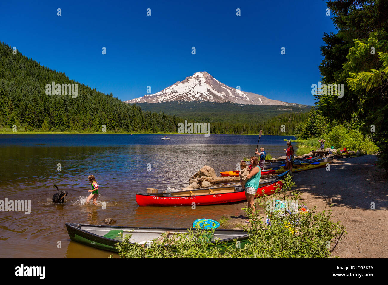 GOVERNMENT CAMP,OREGON, USA - People, canoes and kayaks at Trillium Lake, and Mount Hood. Stock Photo