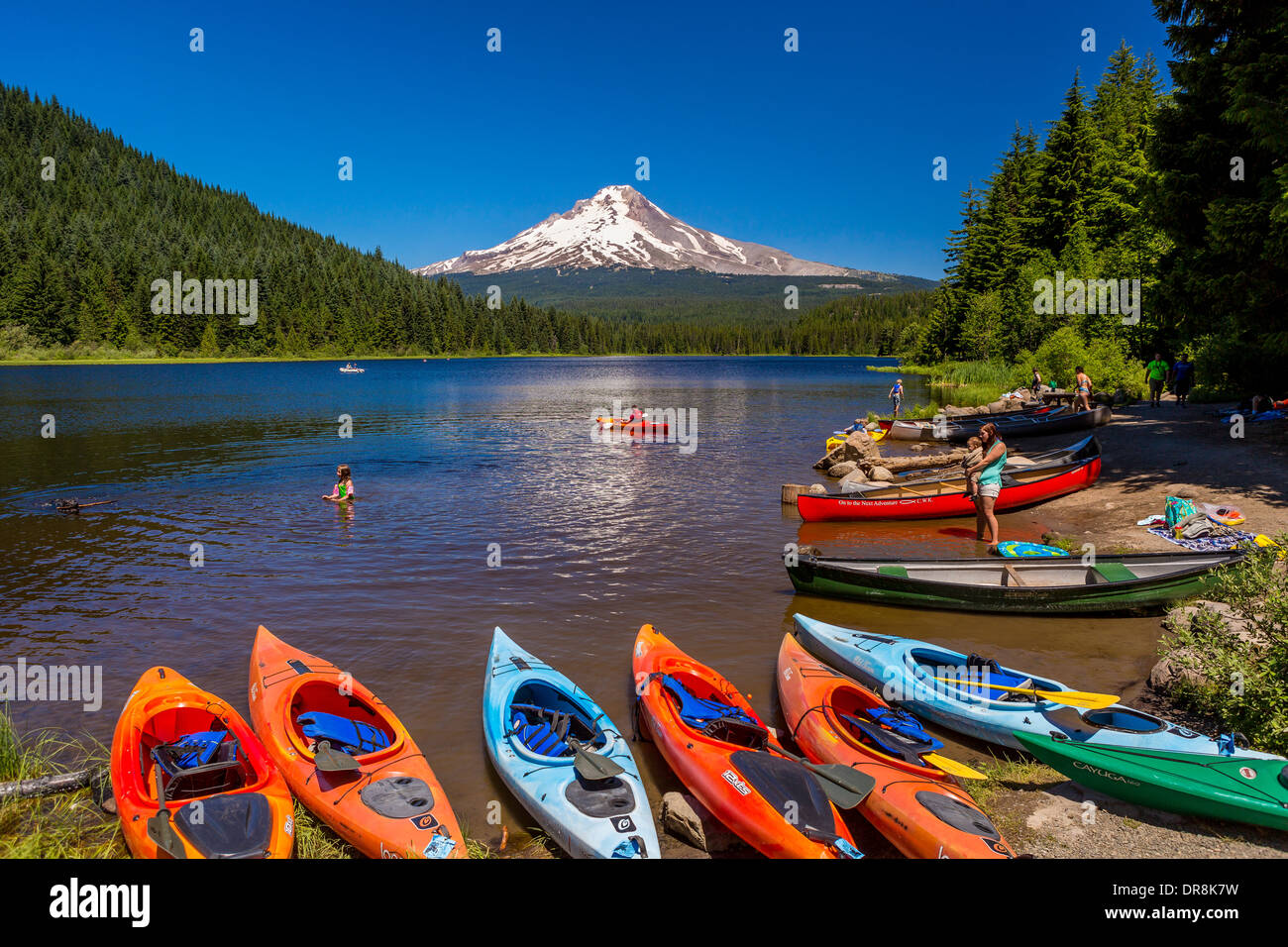 GOVERNMENT CAMP,OREGON, USA - People, canoes and kayaks at Trillium Lake, and Mount Hood. Stock Photo